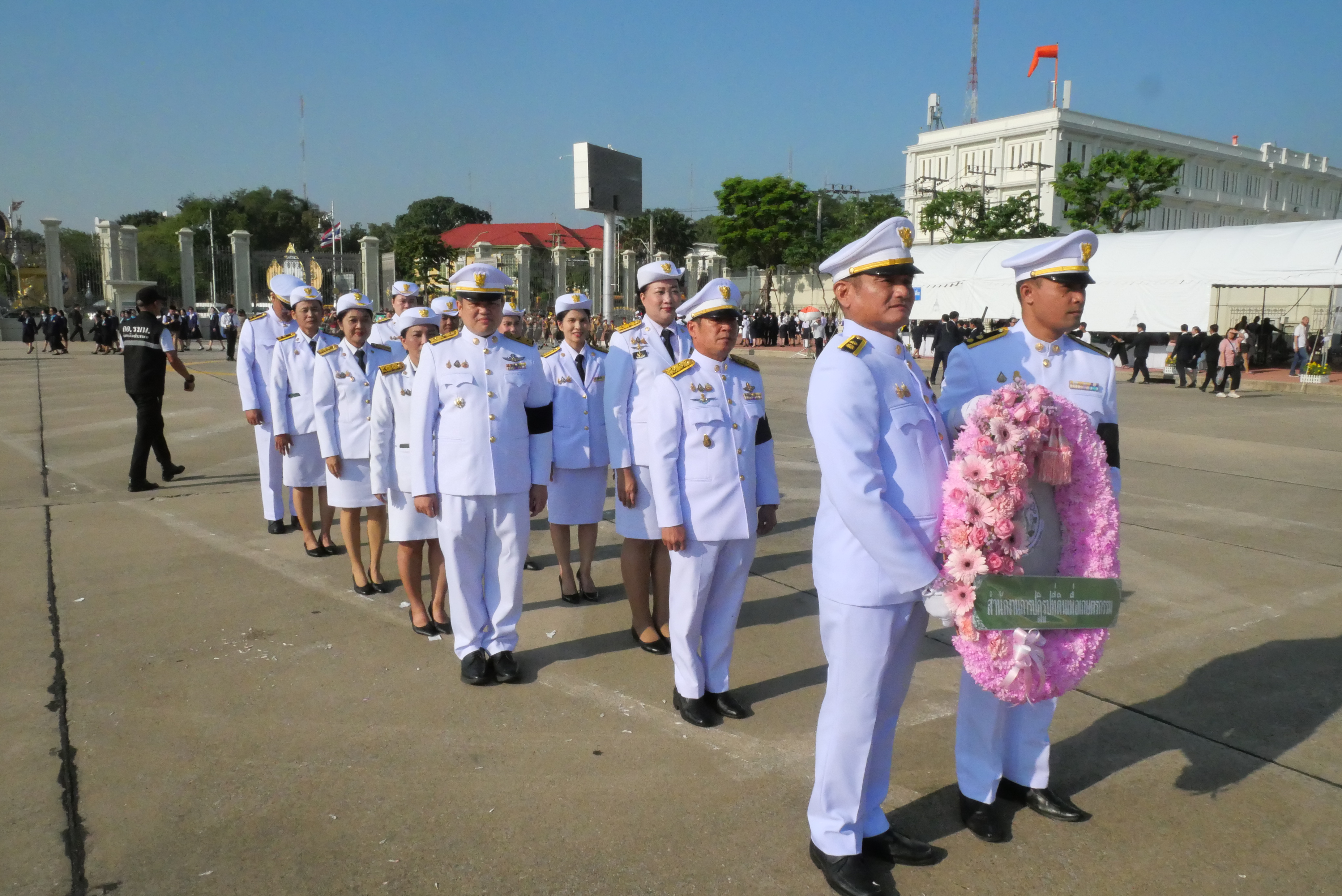 title - ส.ป.ก. วางพวงมาลาน้อมรำลึกในพระมหากรุณาธิคุณ 